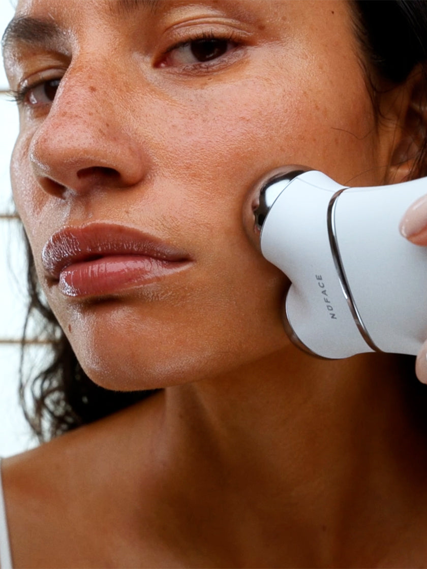 NUFACE トリニティ ニューフェイス マイクロカレント　美顔器 Amazon.com: NUFACE Trinity+ Microcurrent Facial Device Kit, FDA